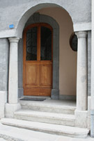 porte avec colonnes